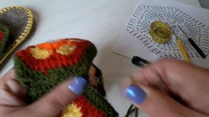 Вязаные тапочки из шестиугольных мотивов крючком.