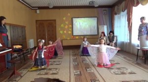 "Танец бабочек" исполняют девочки подготовительной группы №11 СП "ЦРР - д/с "Сказка"