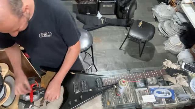 Guitarra Flying V é boa pra vender? смотреть онлайн