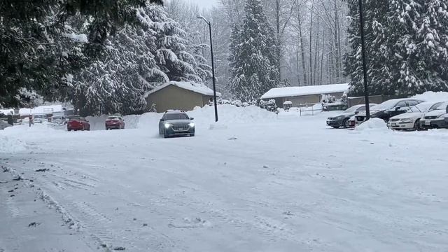 Audi e-tron driving in extreme winter conditions смотреть онлайн