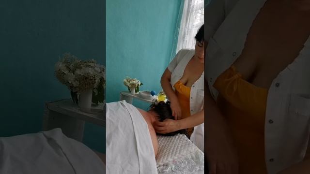 Тщательный массаж головы в положении лицом вниз смотреть онлайн