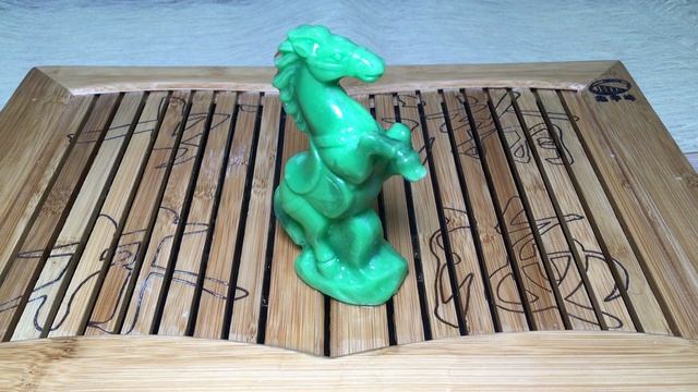 Чайная фигурка "Нефритовая лошадка", меняющая цвет смотреть онлайн