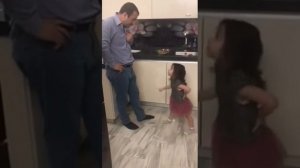 Маленькая дочка ругается с папой)))