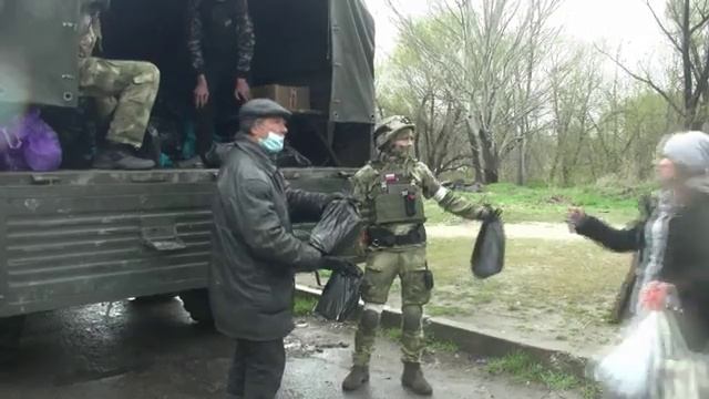 Российские военные раздали гумпомощь в Херсоне. смотреть онлайн