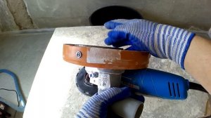 Самодельный кожух для болгарки...Легко и без пыли снимаю старую шпатлёвку со стен.