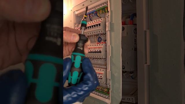 Протяжка электрического щита динамометрической отверткой WERA смотреть онлайн