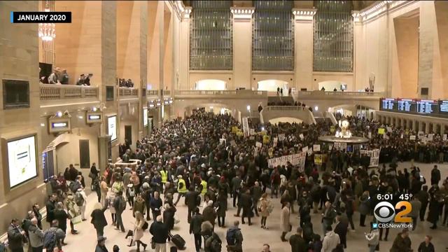 Weekend Attacks On NYPD Officers Furthers Political Divide Among Political Leaders смотреть онлайн