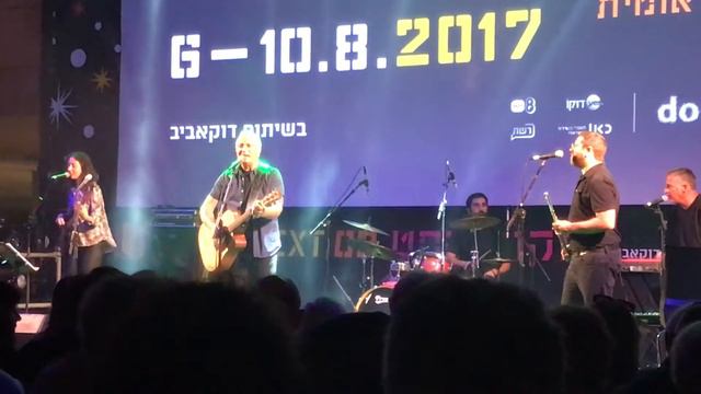tribute to Arik Einstein - Ohev le'hiyot ba bayit sung by Gavrielov смотреть онлайн