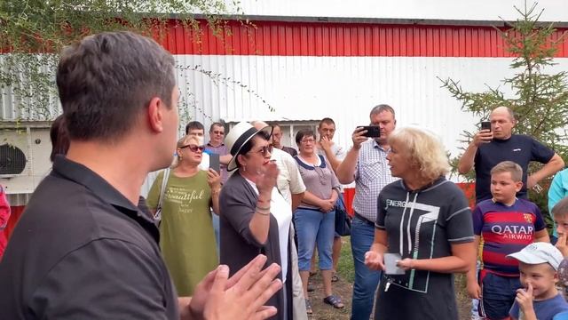 Директор дома культуры показал всю культуру.