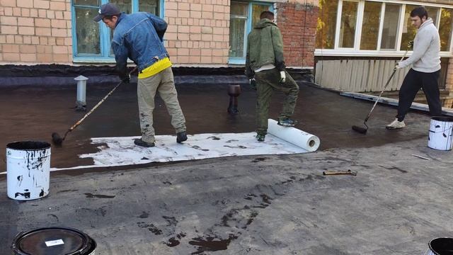 Ремонт маленького участка рулонной кровли жидкой резиной с армированием смотреть онлайн