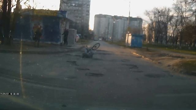 Парень упал на велосипеде - ЖЕСТЬ!!!!!!!!!!!! смотреть онлайн