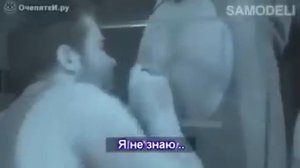 Парень нюхает жопу в абсалютной темноте