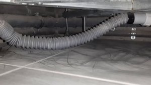 Не сливается вода в душе, что делать ?