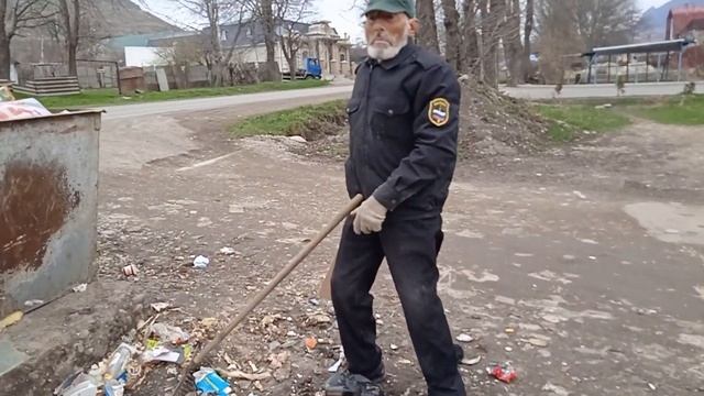 Мусорные контейнеры на 8 массиве - до и после.