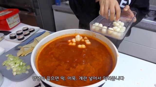 ENG | 집밥vlog?심심한날 귀여운 스마일 김밥에 쫄볶이 만들어 먹고 현실집밥 차려 먹는 일상 | 고등어 쌈밥 정식(호박조림,매콤어묵볶음) | 호박채전, 새송이버섯 조림 смотреть онлайн