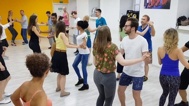 Танцуйте с нами. Доминиканская бачата и сальса в A4G смотреть онлайн