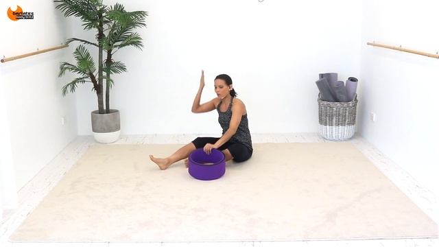 Yoga Wheel Workout Abs Core - BARLATES BODY BLITZ Yoga Wheel Pilates Abs смотреть онлайн