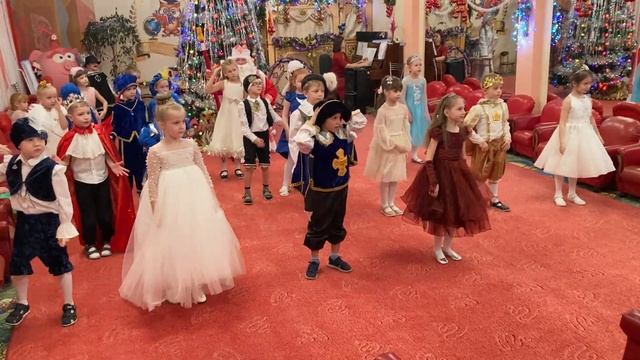 Танец "Новогодняя считалочка". Группа №9 "Ягодки" смотреть онлайн