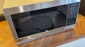 Микроволновка lg для продажи (разбито стекло)