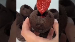 Шоколадные капкейки с начинкой и кремом рецепт