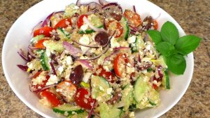 Салат с киноа по-гречески, вкусная и легкая закуска к ужину.