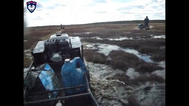 Мотобуксировщик ЖЕЛЕЗНАЯ СОБАКА едет по топкому болоту смотреть онлайн