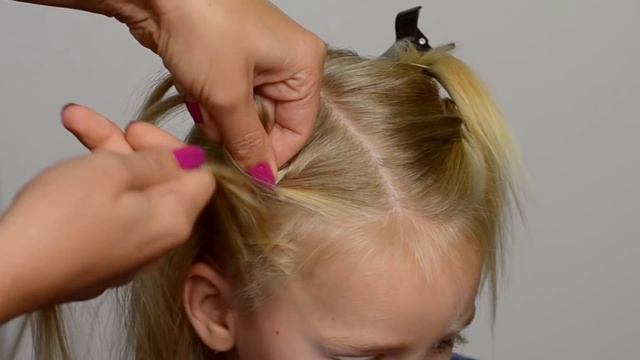 ОДНОСТОРОННЯЯ ФРАНЦУЗСКАЯ КОСА. Праздничная прическа для маленькой девочки #2 смотреть онлайн