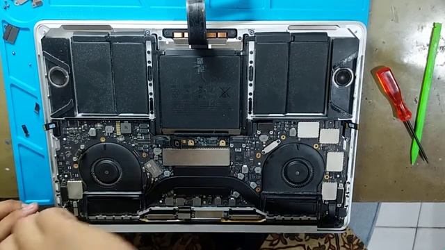 Macbook Pro Retina 13inch Touchbar A1706 Logicboard replacement смотреть онлайн