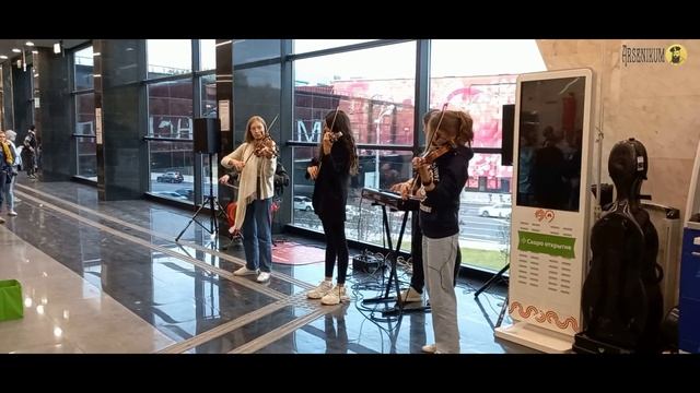 «Опустела без тебя земля». Скрипки, вечер, метро смотреть онлайн