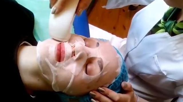 Подготовка к процедуре ультразвуковой очистки кожи лица с Dermasonic смотреть онлайн