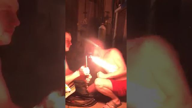 Сварщики задуряются! Ацетилен и сигарета! Жесть!!! смотреть онлайн