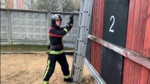 Установка трехколенной лестницы силами одного пожарного
