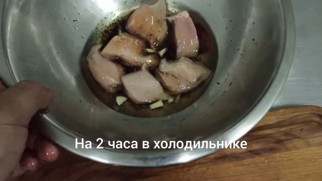 Шашлык из курицы в маринаде из имбиря с лёгким овощным салатом. смотреть онлайн