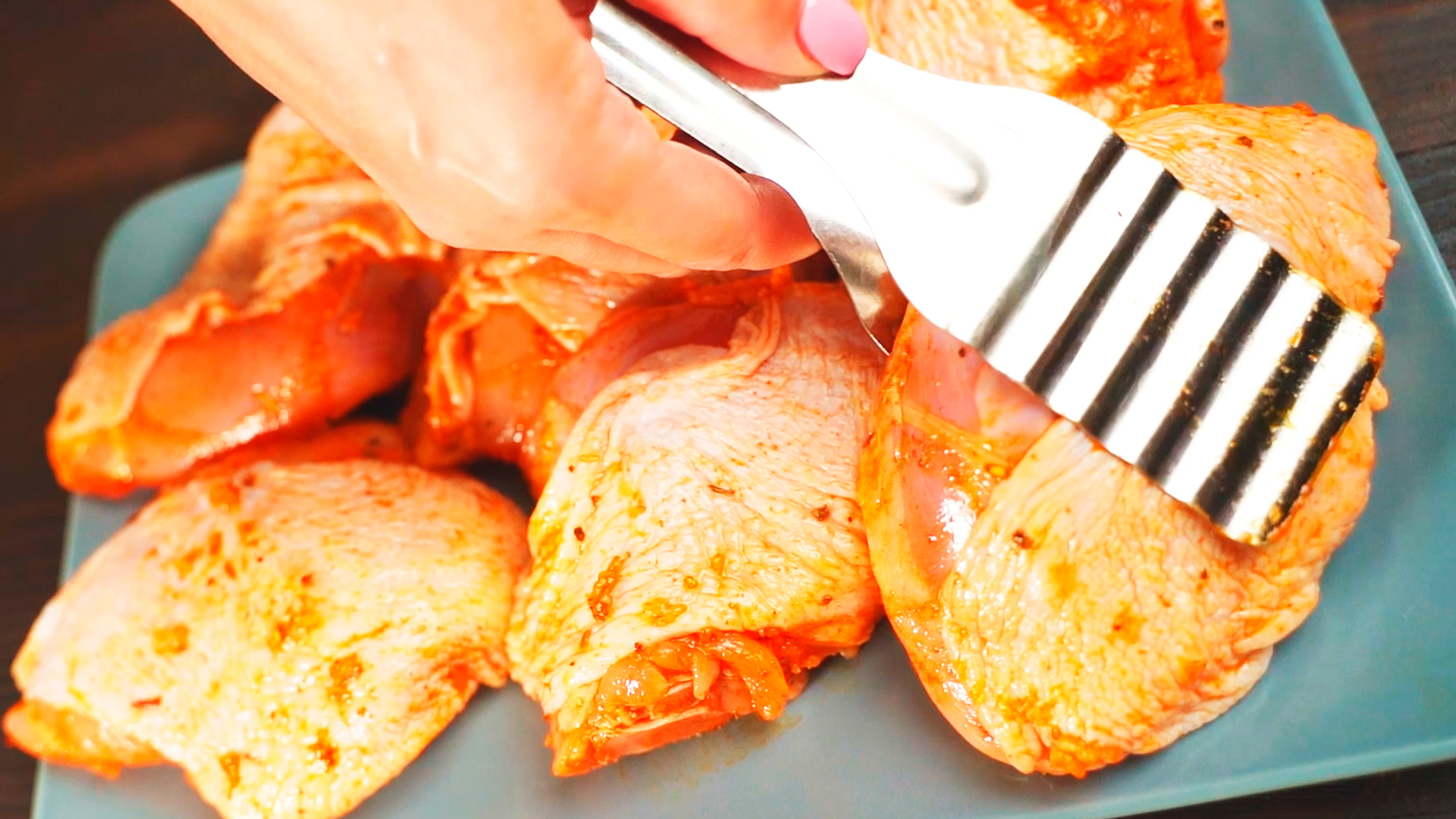 ПРИГОТОВЬТЕ НА УЖИН ТАК! Куриные бедра с паприкой под сметаной. смотреть онлайн