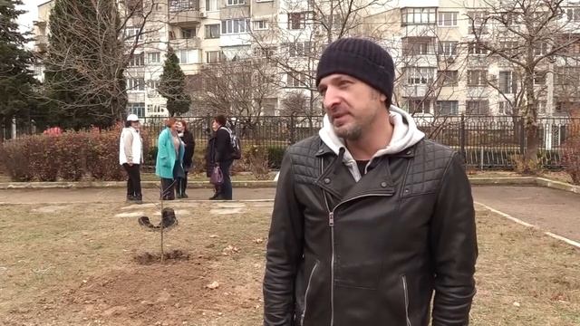 В Севастопольской школе №54 высадили саженец дуба Юрия Гагарина смотреть онлайн