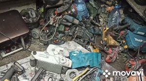 ЛШМ  Makita 9404 сначала снимаем щётки , дальше разбираем по видео