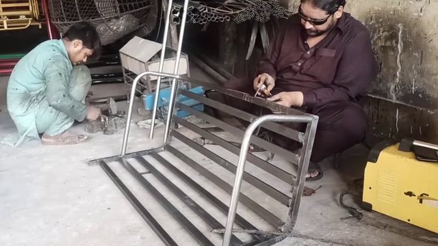 Производство железных качелей. смотреть онлайн