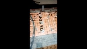 Теплый водяной пол из металопластиковых труб своими руками Монтаж материалов перед стяжкой.mp4