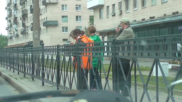 Мужик помогает красить забор на Веры Слуцкой в Колпино смотреть онлайн