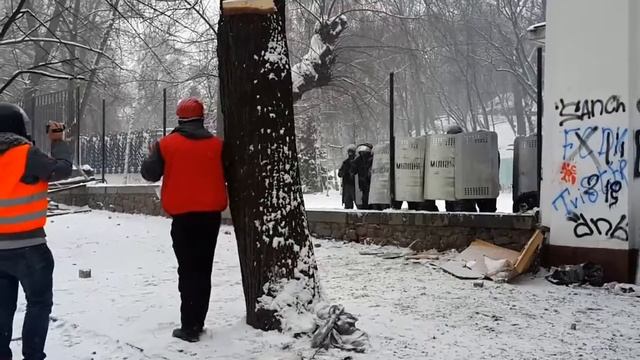 Berkut medic shoots up / Беркут стреляет медику в ногу смотреть онлайн