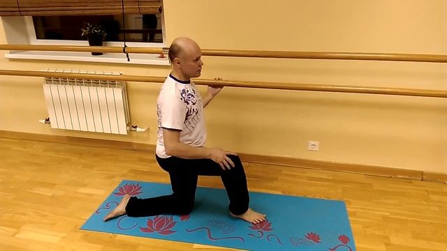 "Раскачка у станка".Весьма полезное упражнение для тазобедренных суставов и поясницы. смотреть онлайн