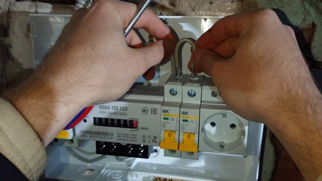 Установка электросчетчика и электрощитка своими руками.