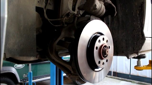 Peugeot 407 1,8 Пежо 407 2005 года Замена передних тормозных дисков и колодок.mp4 смотреть онлайн