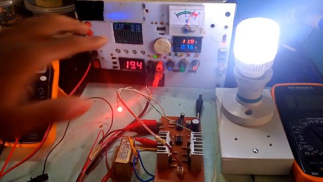 SG3525 Inverter Circuit:. Test run and Troubleshoot of Sg3525 inverter Circuit ( feedback loop) смотреть онлайн