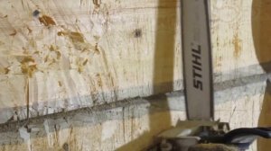 Протёска стен сруба до полулафета в ручную