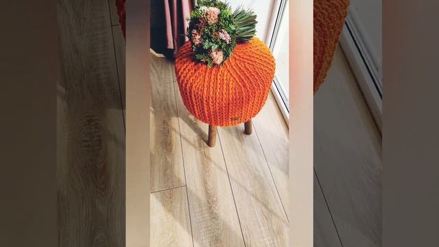 Вязаный пуф. Узор пуфика крючком. Вязаный интерьерный пуф на ножках. Пуфик своими руками. Knitted смотреть онлайн