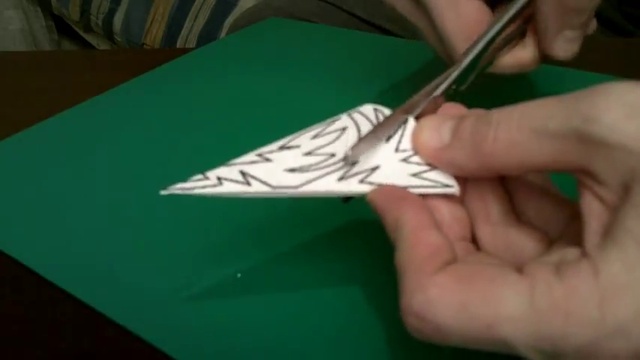 Как из бумаги вырезать новогодние снежинки