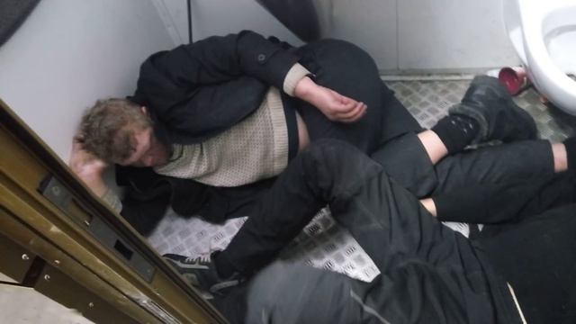 В ссанье валяются бомжи, с бомжами рядом не лежи! смотреть онлайн