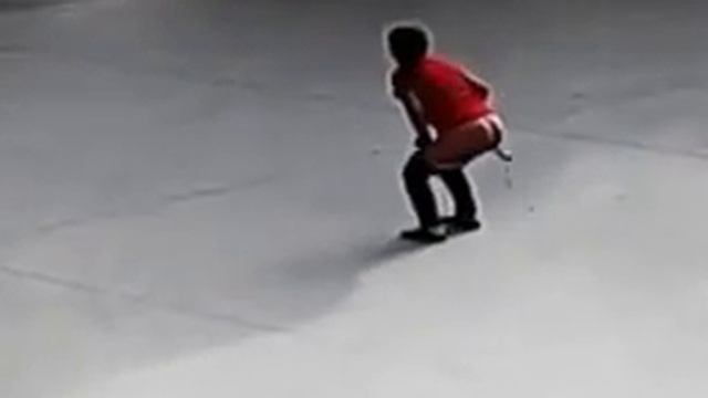 Нагадила посреди улицы!