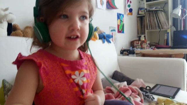 Софи слушает Eminem в 4 года смотреть онлайн